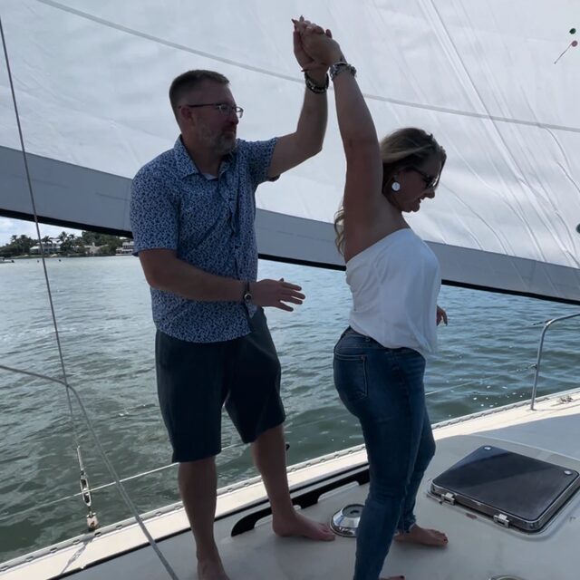 Una pareja bailando en la proa bajo la vela