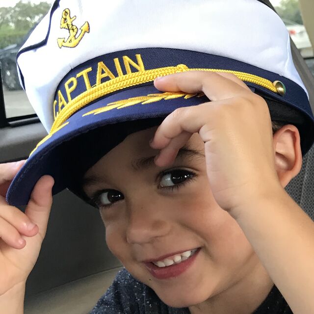 Un pequeño huésped con gorra de capitán