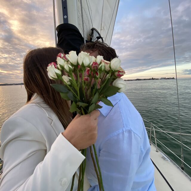 Flores para una sorpresa a bordo