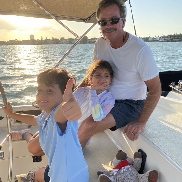 El capitán Tim con jóvenes huéspedes a bordo