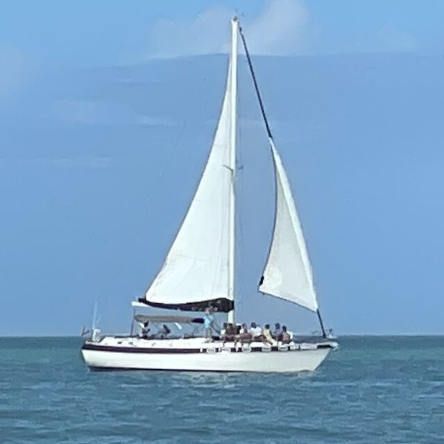 El Key Breeze navegando en un día soleado