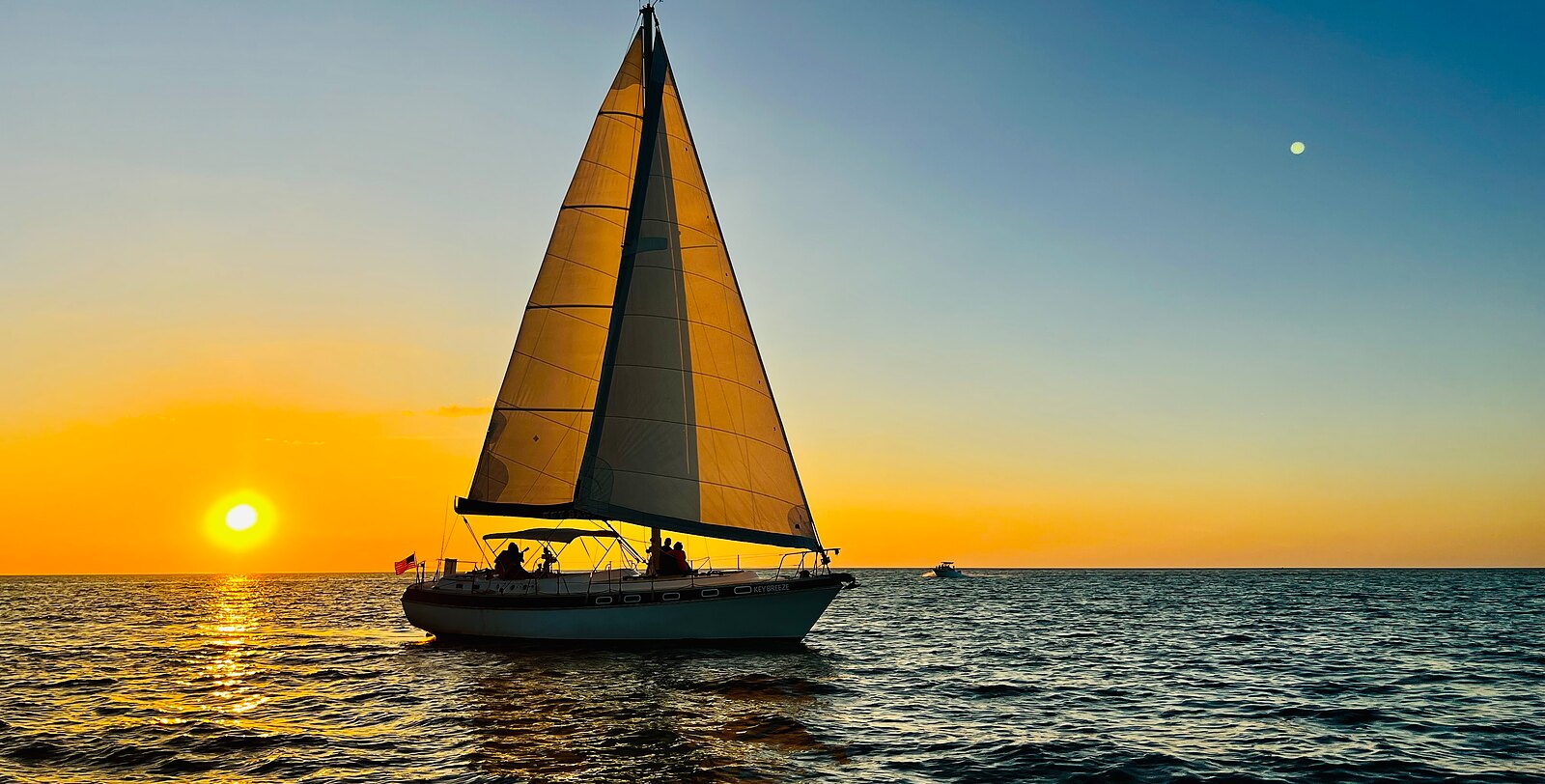 El Key Breeze navegando al atardecer en el golfo de México